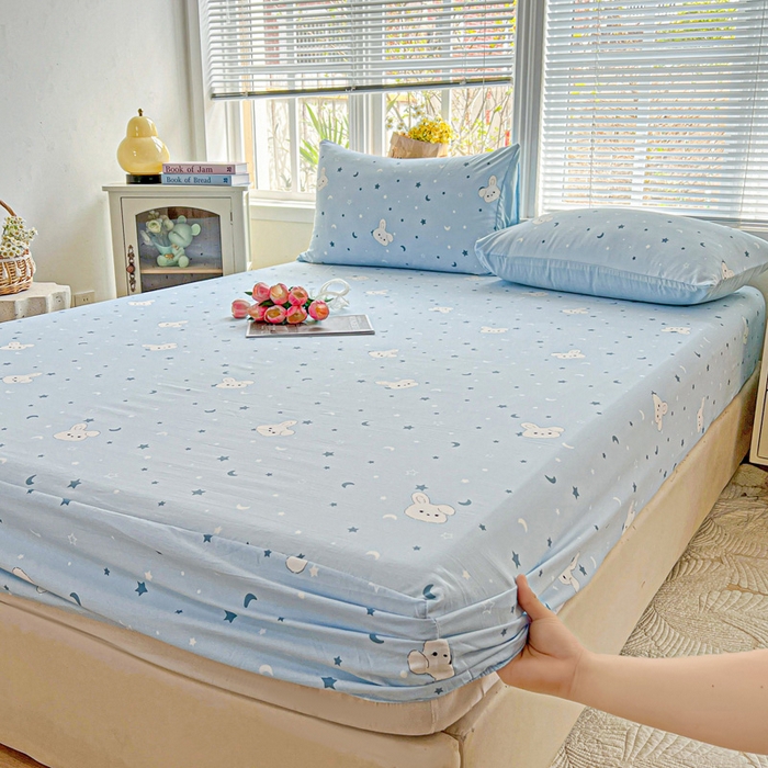 91家纺网 家纺一手货源 找家纺 朵朵家纺 2025新款超柔水洗棉云感印花单床笠床垫保护套床笠（床垫保护套可定制尺寸 ）-场景二 星空兔