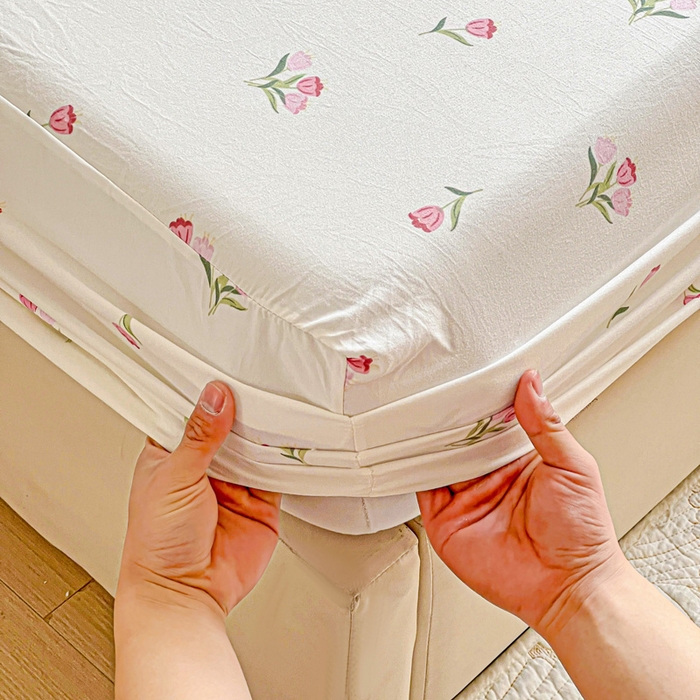 91家纺网 家纺一手货源 找家纺 朵朵家纺 2025新款超柔水洗棉云感印花单床笠床垫保护套床笠（床垫保护套可定制尺寸 ）-场景二 郁金香