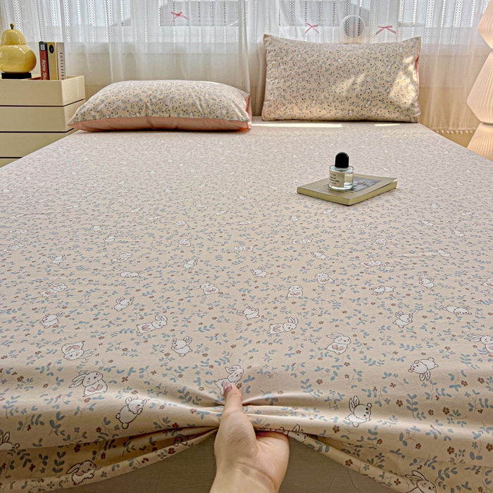 91家纺网 家纺一手货源 找家纺 朵朵家纺 2025新款超柔水洗棉云感印花单床笠床垫保护套床笠（床垫保护套可定制尺寸 ）-场景一 花丛兔