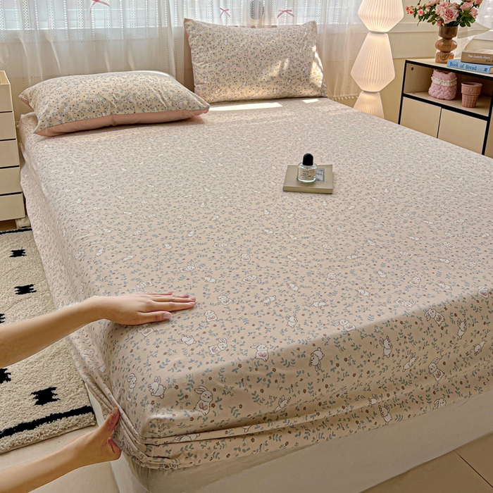 91家纺网 家纺一手货源 找家纺 朵朵家纺 2025新款超柔水洗棉云感印花单床笠床垫保护套床笠（床垫保护套可定制尺寸 ）-场景一 花丛兔