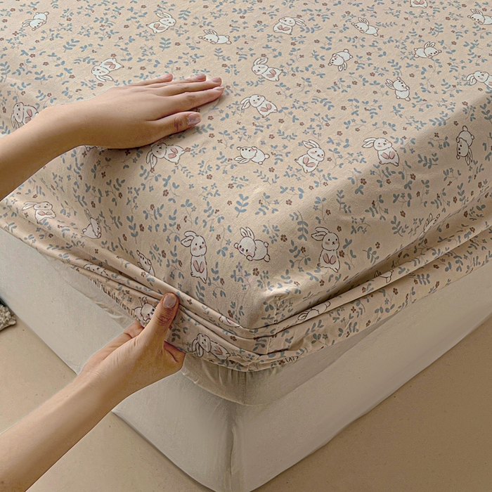 91家纺网 家纺一手货源 找家纺 朵朵家纺 2025新款超柔水洗棉云感印花单床笠床垫保护套床笠（床垫保护套可定制尺寸 ）-场景一 花丛兔