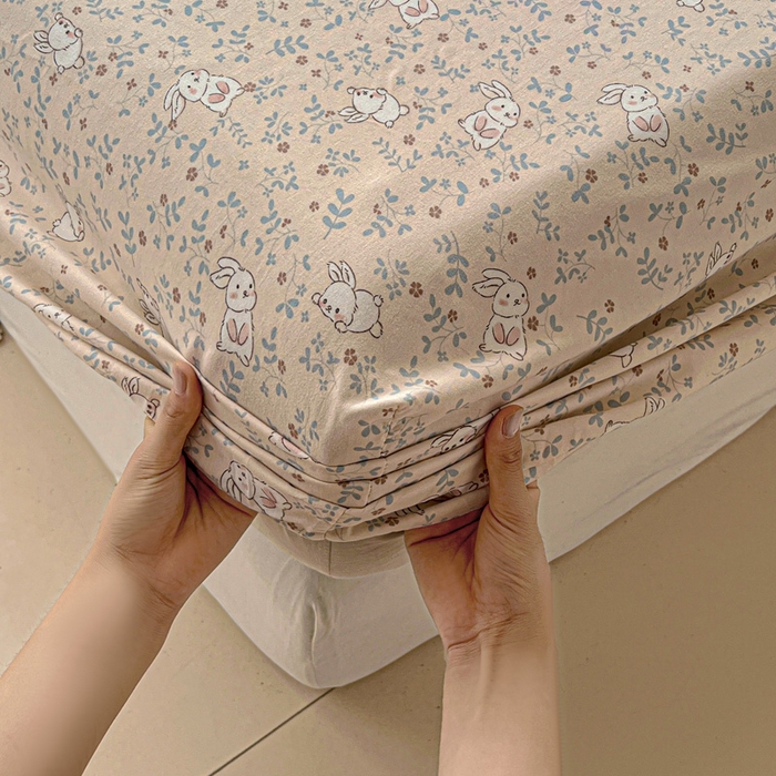 91家纺网 家纺一手货源 找家纺 朵朵家纺 2025新款超柔水洗棉云感印花单床笠床垫保护套床笠（床垫保护套可定制尺寸 ）-场景一 花丛兔