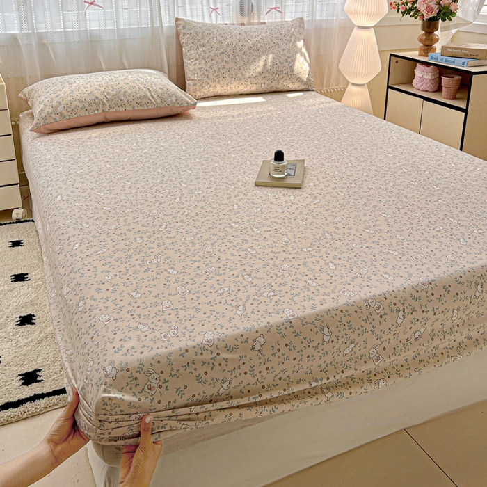 91家纺网 家纺一手货源 找家纺 朵朵家纺 2025新款超柔水洗棉云感印花单床笠床垫保护套床笠（床垫保护套可定制尺寸 ）-场景一 花丛兔