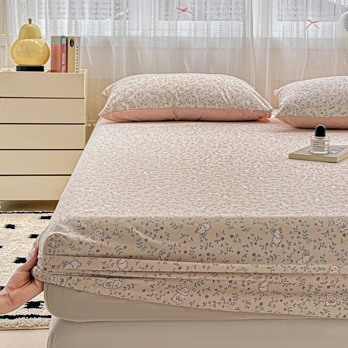 91家纺网 家纺一手货源 找家纺 朵朵家纺 2025新款超柔水洗棉云感印花单床笠床垫保护套床笠（床垫保护套可定制尺寸 ）-场景一 花丛兔