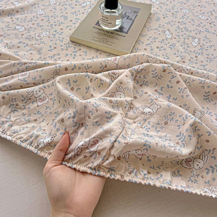 91家纺网 家纺一手货源 找家纺 朵朵家纺 2025新款超柔水洗棉云感印花单床笠床垫保护套床笠（床垫保护套可定制尺寸 ）-场景一 花丛兔