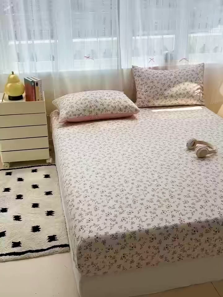 91家纺网 家纺一手货源 找家纺 朵朵家纺 2025新款超柔水洗棉云感印花单床笠床垫保护套床笠（床垫保护套可定制尺寸 ）-场景一 忘忧草