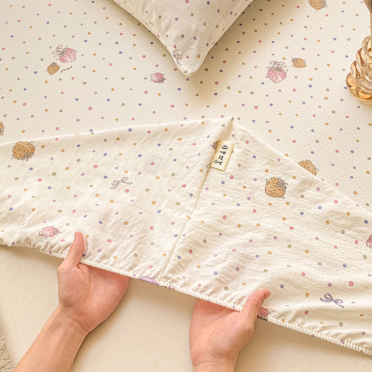 91家纺网 家纺一手货源 找家纺 眠势力 2025新款云感双层纱床笠三件套ins奶油风云感床垫保护套四季款 点点草莓