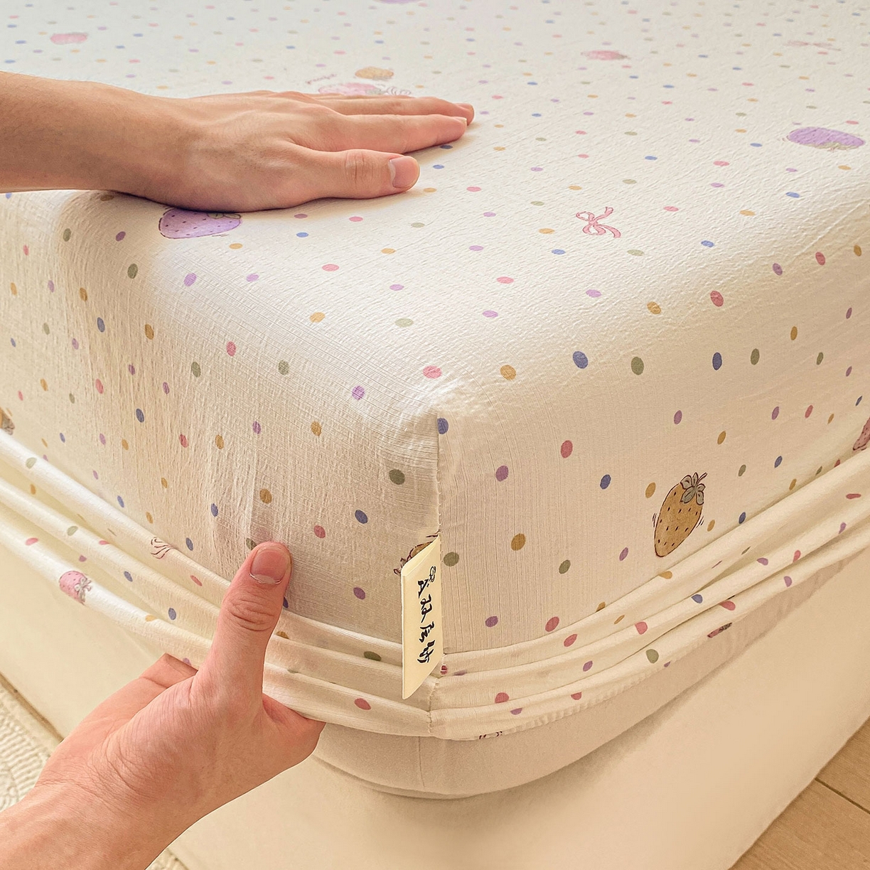 91家纺网 家纺一手货源 找家纺 眠势力 2025新款云感双层纱床笠三件套ins奶油风云感床垫保护套四季款 点点草莓