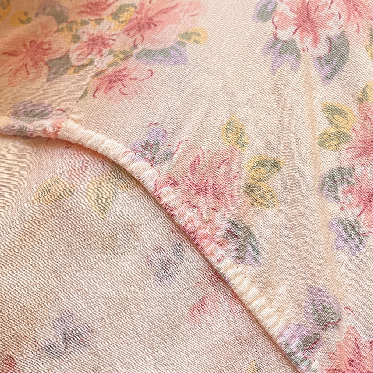 91家纺网 家纺一手货源 找家纺 眠势力 2025新款云感双层纱床笠三件套ins奶油风云感床垫保护套四季款 粉调花海