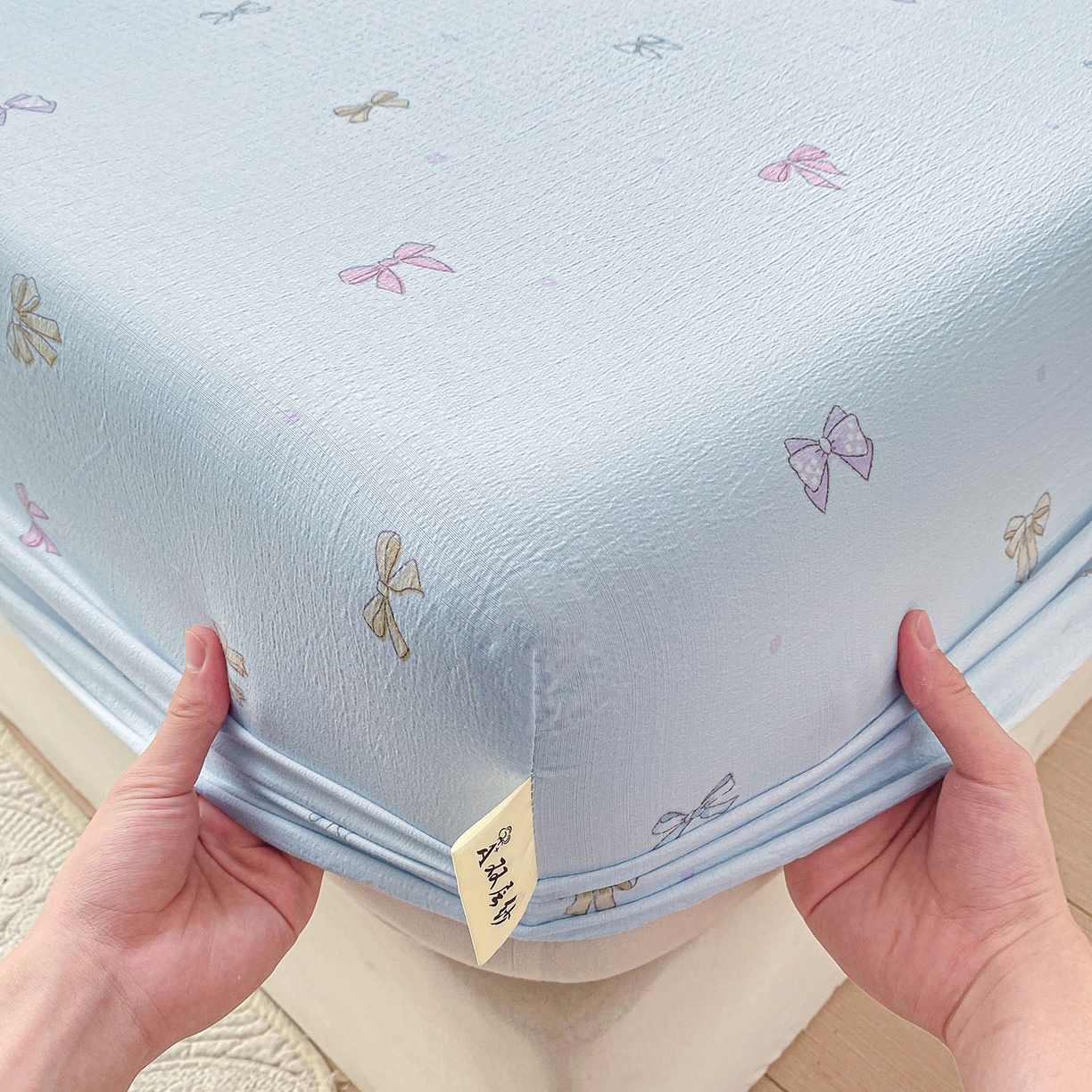 91家纺网 家纺一手货源 找家纺 眠势力 2025新款云感双层纱床笠三件套ins奶油风云感床垫保护套四季款 蓝调蝴蝶结