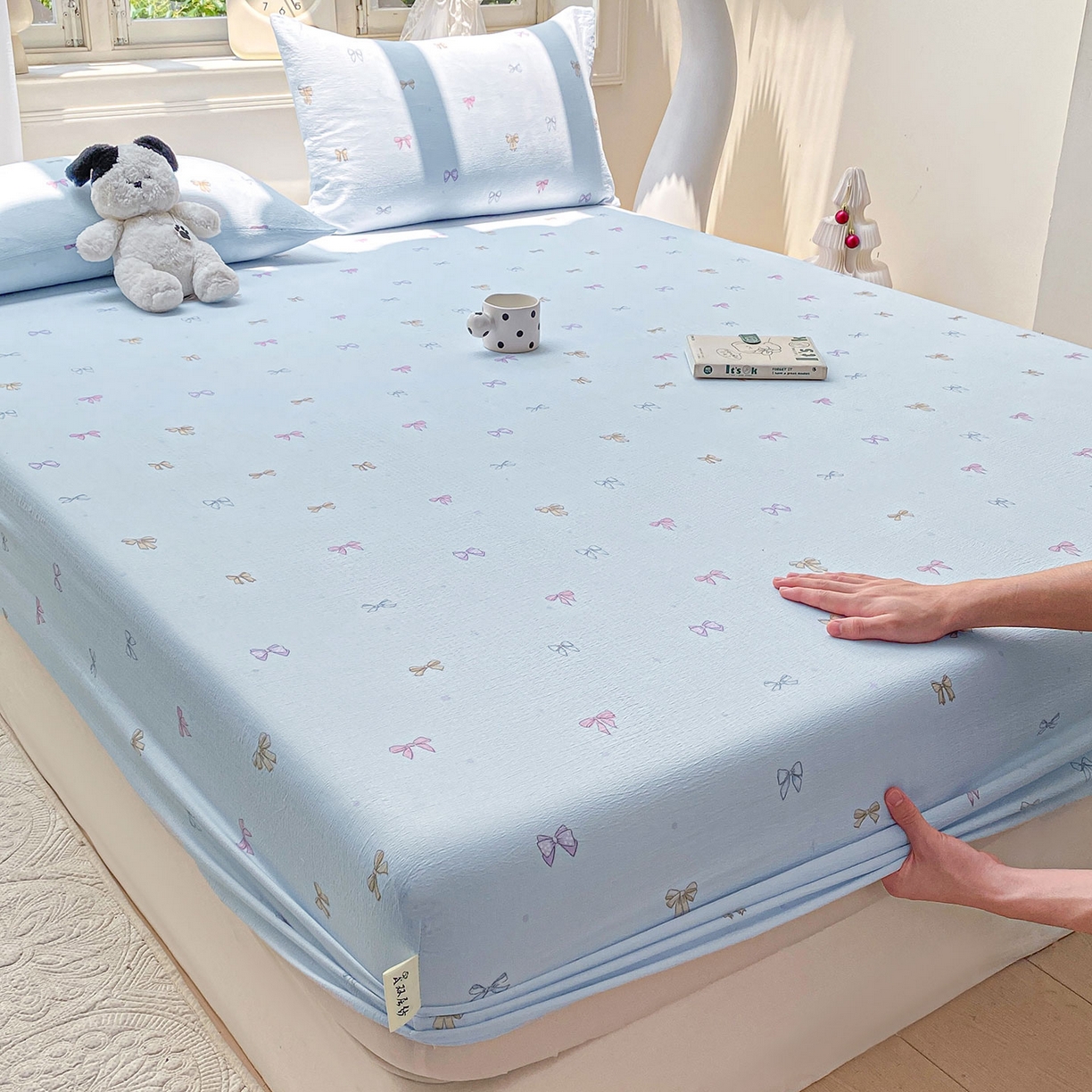 91家纺网 家纺一手货源 找家纺 眠势力 2025新款云感双层纱床笠三件套ins奶油风云感床垫保护套四季款 蓝调蝴蝶结