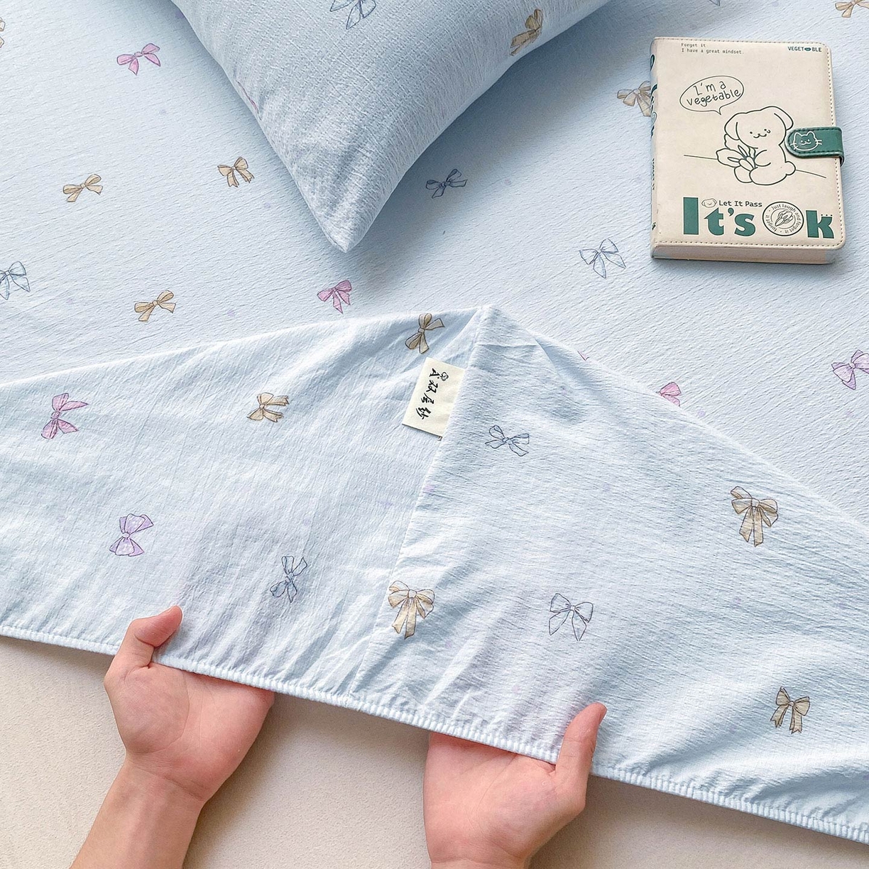 91家纺网 家纺一手货源 找家纺 眠势力 2025新款云感双层纱床笠三件套ins奶油风云感床垫保护套四季款 蓝调蝴蝶结