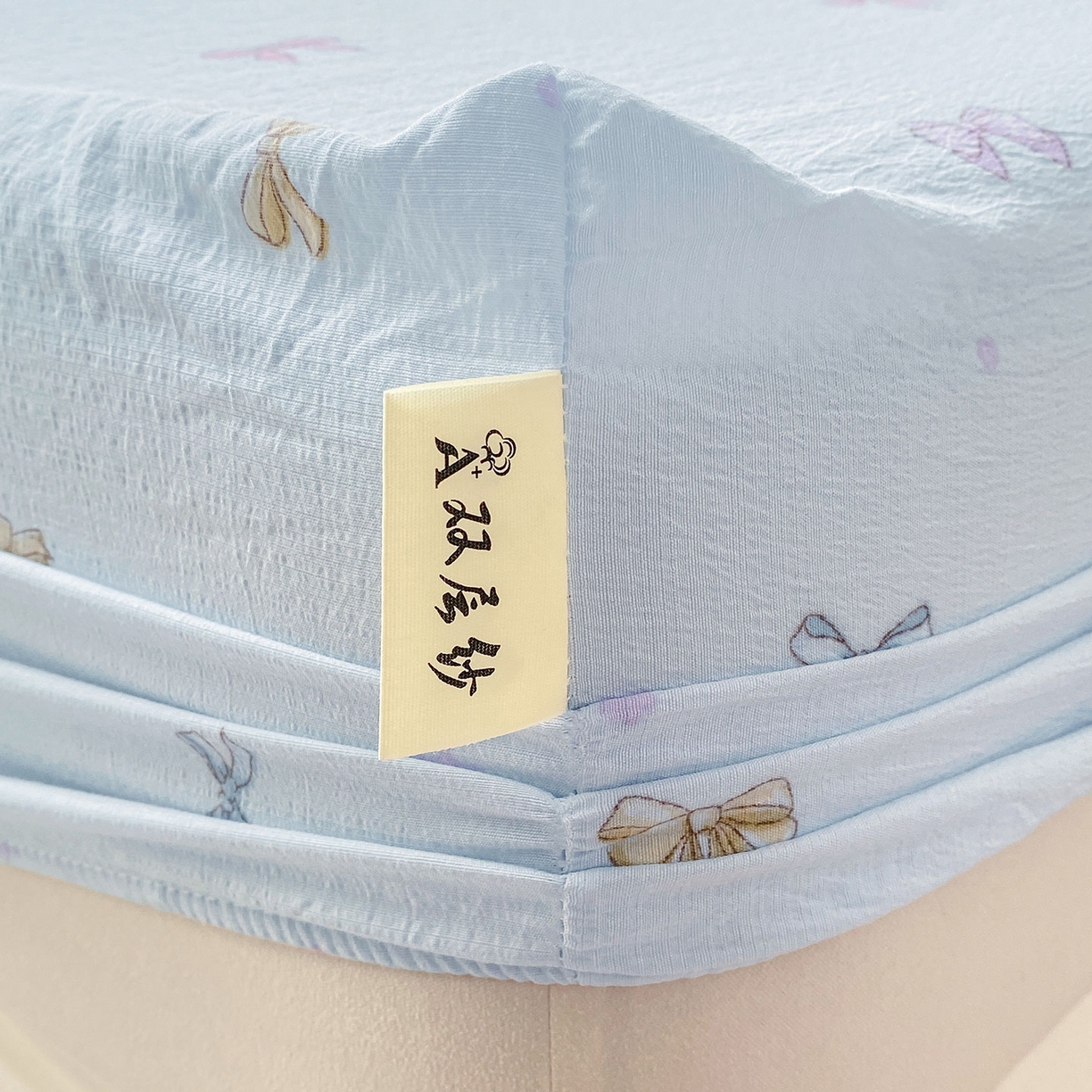 91家纺网 家纺一手货源 找家纺 眠势力 2025新款云感双层纱床笠三件套ins奶油风云感床垫保护套四季款 蓝调蝴蝶结