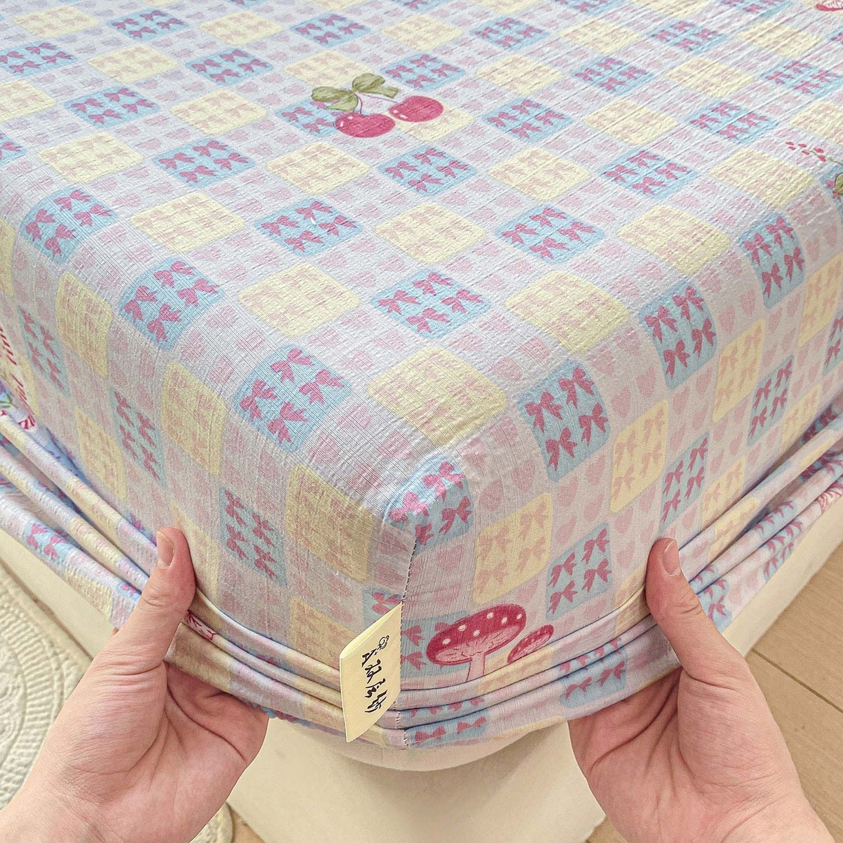 91家纺网 家纺一手货源 找家纺 眠势力 2025新款云感双层纱床笠三件套ins奶油风云感床垫保护套四季款 甜樱蜜语