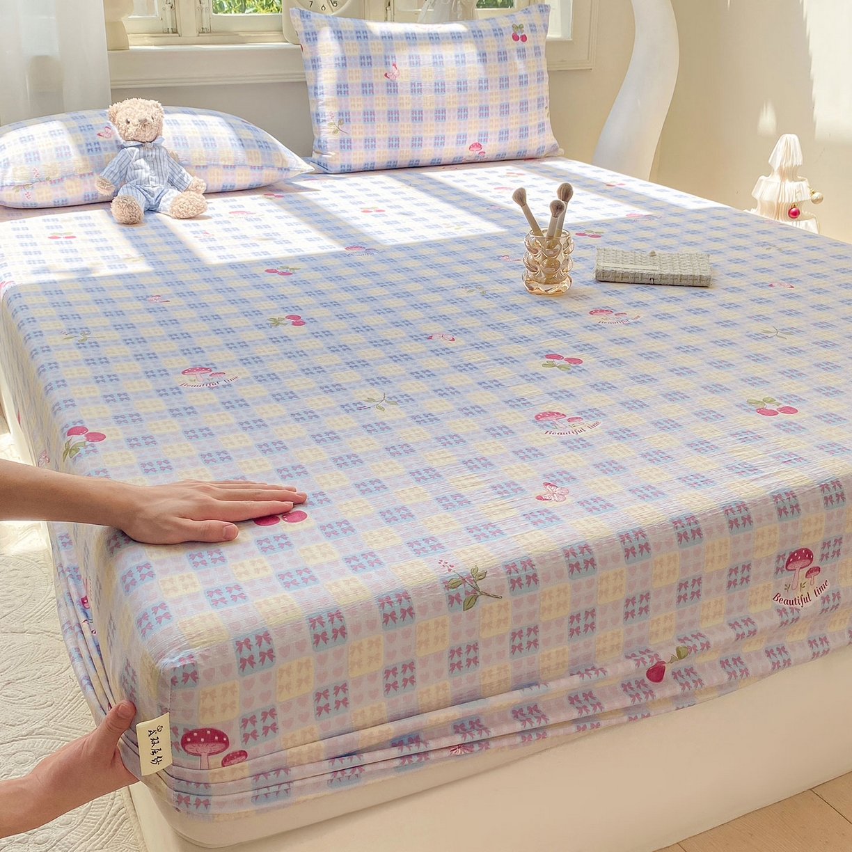 91家纺网 家纺一手货源 找家纺 眠势力 2025新款云感双层纱床笠三件套ins奶油风云感床垫保护套四季款 甜樱蜜语