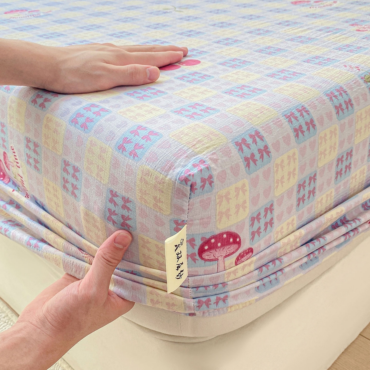 91家纺网 家纺一手货源 找家纺 眠势力 2025新款云感双层纱床笠三件套ins奶油风云感床垫保护套四季款 甜樱蜜语