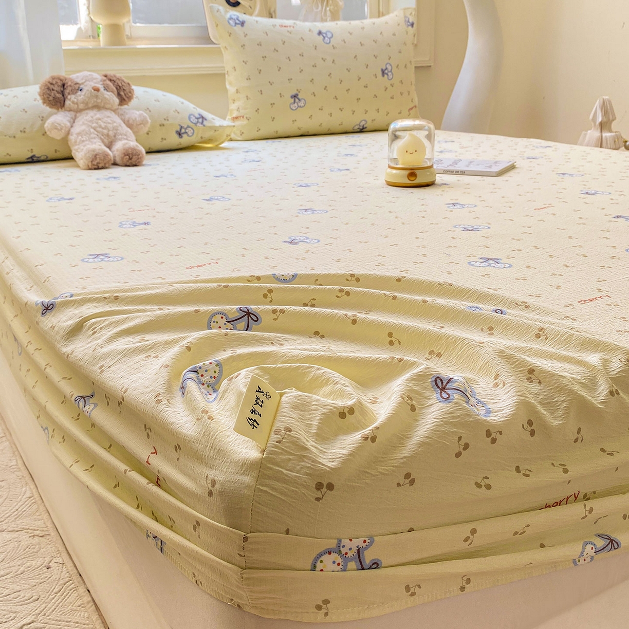 91家纺网 家纺一手货源 找家纺 眠势力 2025新款云感双层纱床笠三件套ins奶油风云感床垫保护套四季款 樱桃丸子