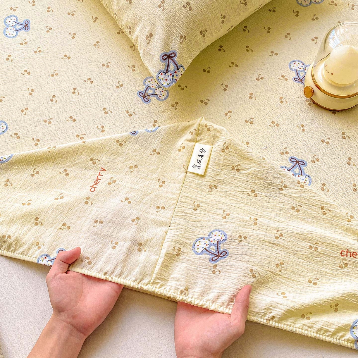 91家纺网 家纺一手货源 找家纺 眠势力 2025新款云感双层纱床笠三件套ins奶油风云感床垫保护套四季款 樱桃丸子