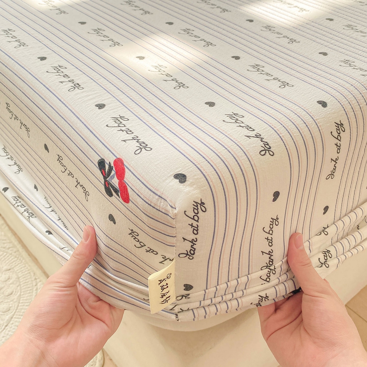 91家纺网 家纺一手货源 找家纺 眠势力 2025新款云感双层纱床笠三件套ins奶油风云感床垫保护套四季款 字母樱桃