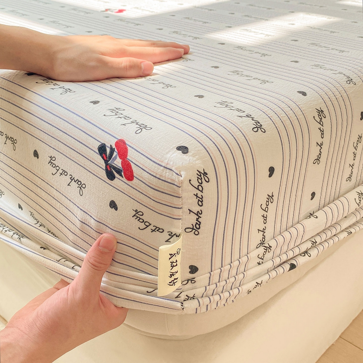 91家纺网 家纺一手货源 找家纺 眠势力 2025新款云感双层纱床笠三件套ins奶油风云感床垫保护套四季款 字母樱桃