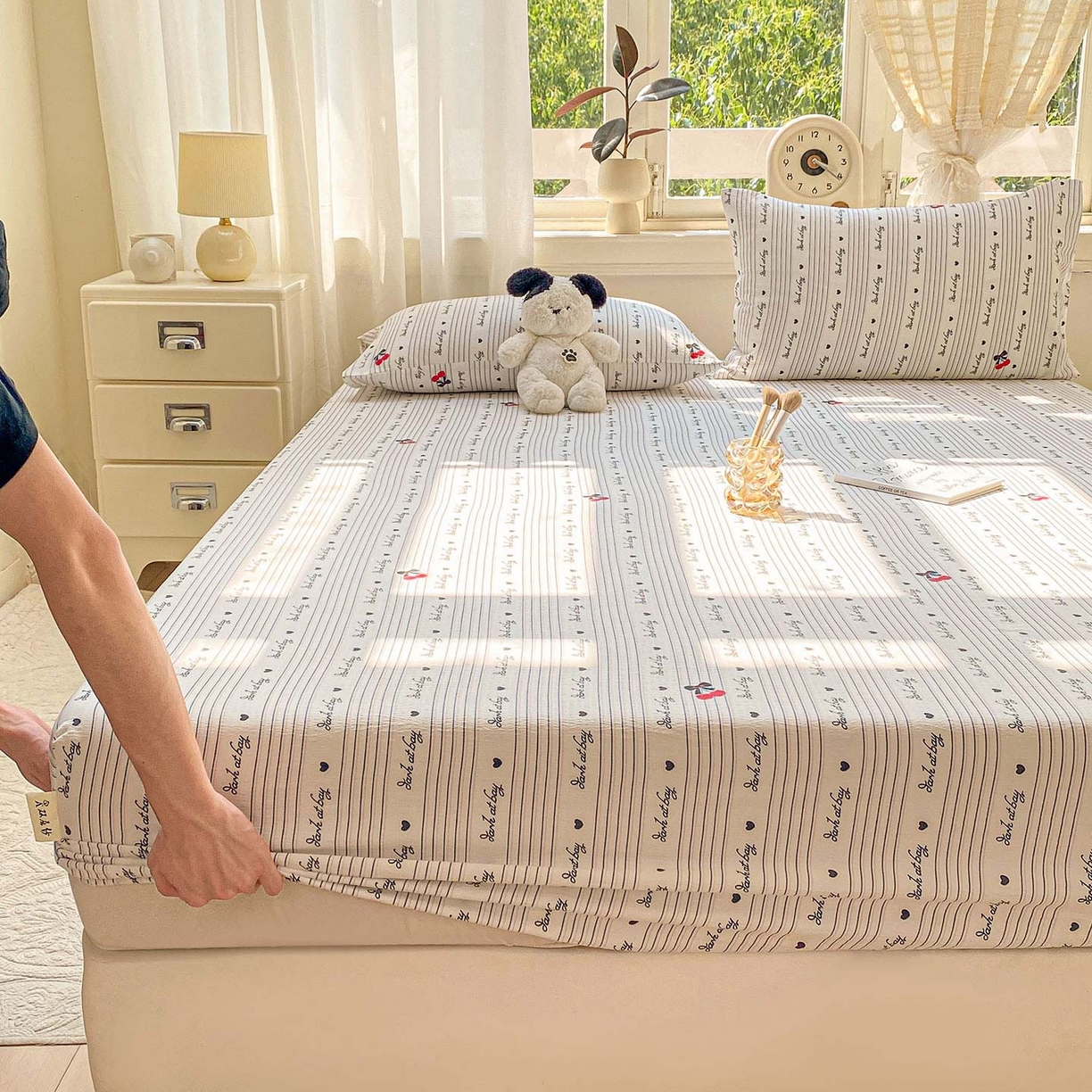 91家纺网 家纺一手货源 找家纺 眠势力 2025新款云感双层纱床笠三件套ins奶油风云感床垫保护套四季款 字母樱桃