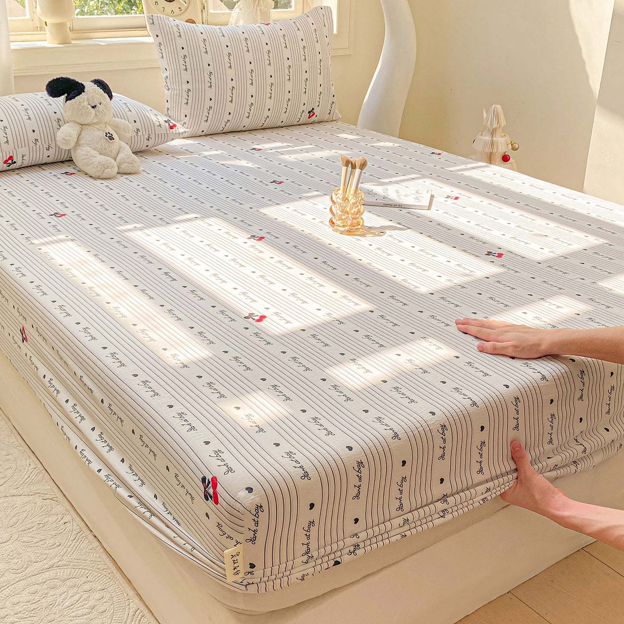 91家纺网 家纺一手货源 找家纺 眠势力 2025新款云感双层纱床笠三件套ins奶油风云感床垫保护套四季款 字母樱桃