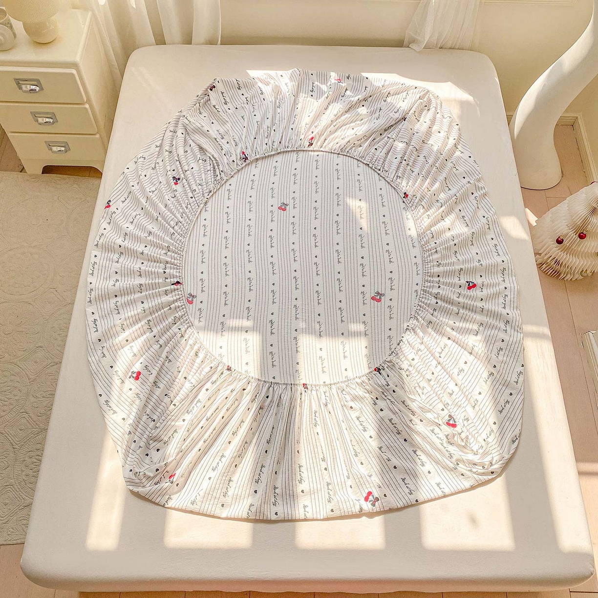 91家纺网 家纺一手货源 找家纺 眠势力 2025新款云感双层纱床笠三件套ins奶油风云感床垫保护套四季款 字母樱桃