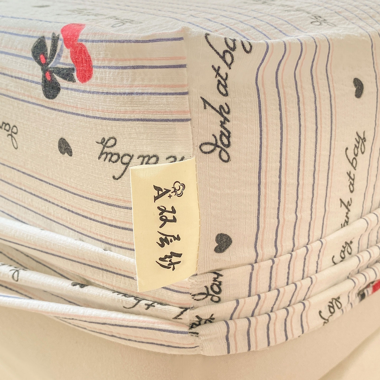 91家纺网 家纺一手货源 找家纺 眠势力 2025新款云感双层纱床笠三件套ins奶油风云感床垫保护套四季款 字母樱桃