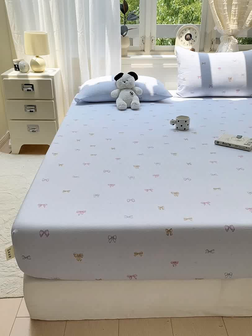 91家纺网 家纺一手货源 找家纺 眠势力 2025新款云感双层纱床笠三件套ins奶油风云感床垫保护套四季款 蓝调蝴蝶结