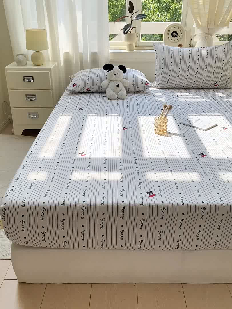 91家纺网 家纺一手货源 找家纺 眠势力 2025新款云感双层纱床笠三件套ins奶油风云感床垫保护套四季款 字母樱桃