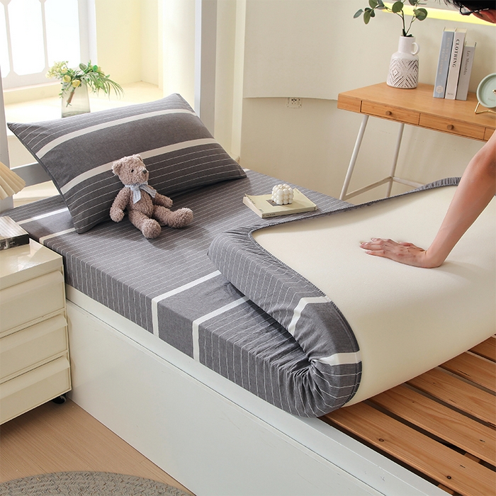 91家纺网 家纺一手货源 找家纺 春皖家纺 2025新款学生季全棉纯棉色织AB版水洗棉单品系列-单床笠 床笠单件 素雅-灰条