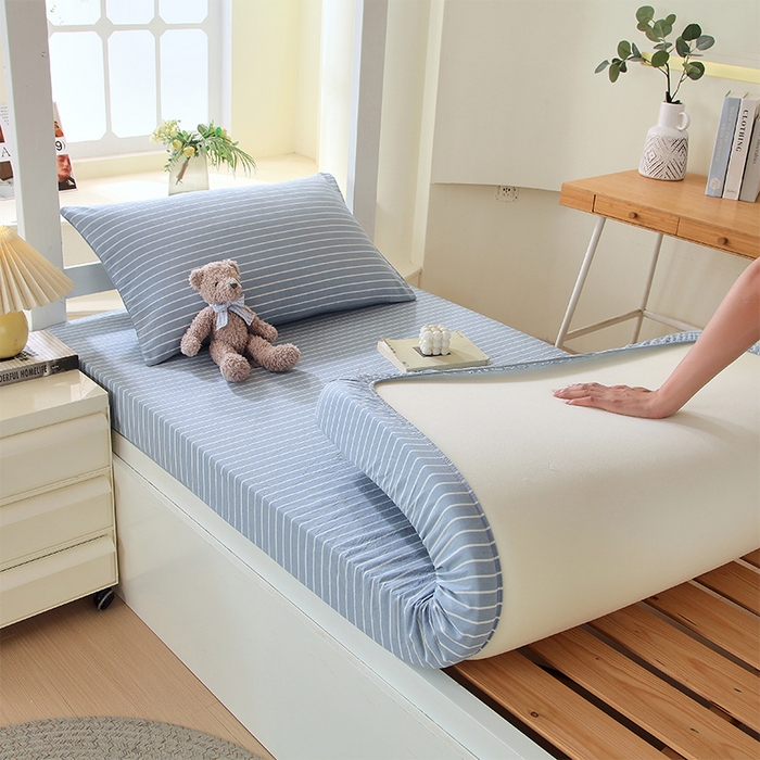 91家纺网 家纺一手货源 找家纺 春皖家纺 2025新款学生季全棉纯棉色织AB版水洗棉单品系列-单床笠 床笠单件 素雅-蓝条