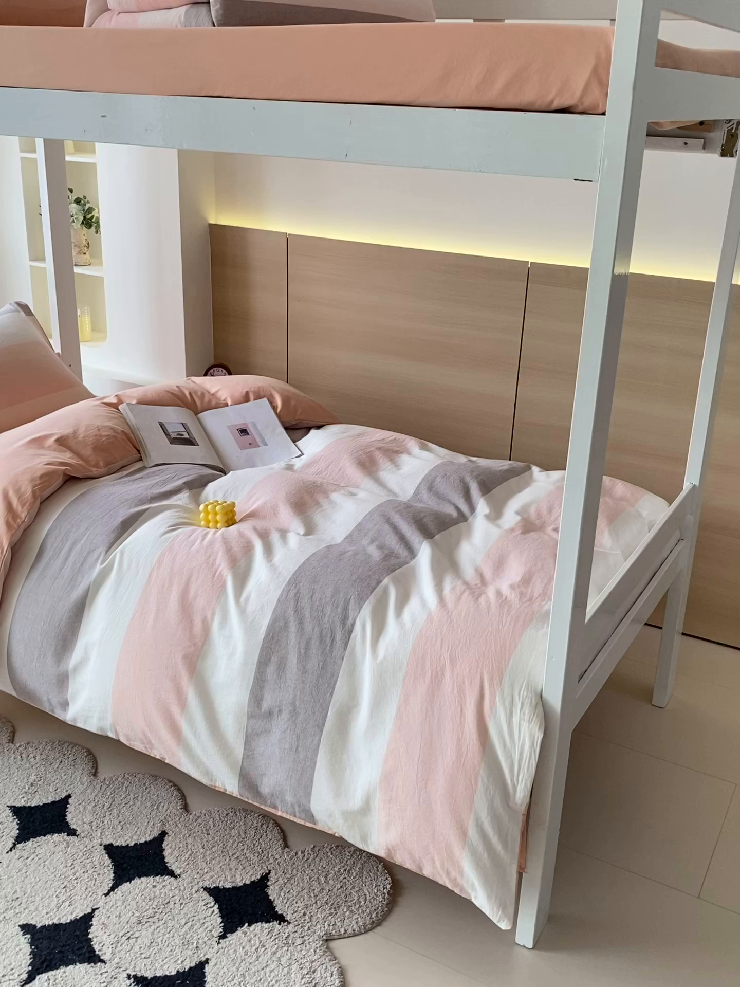 91家纺网 家纺一手货源 找家纺 春皖家纺 2025春夏新款AB版全棉纯棉色织水洗棉学生三件套六件套 素雅-灰白条