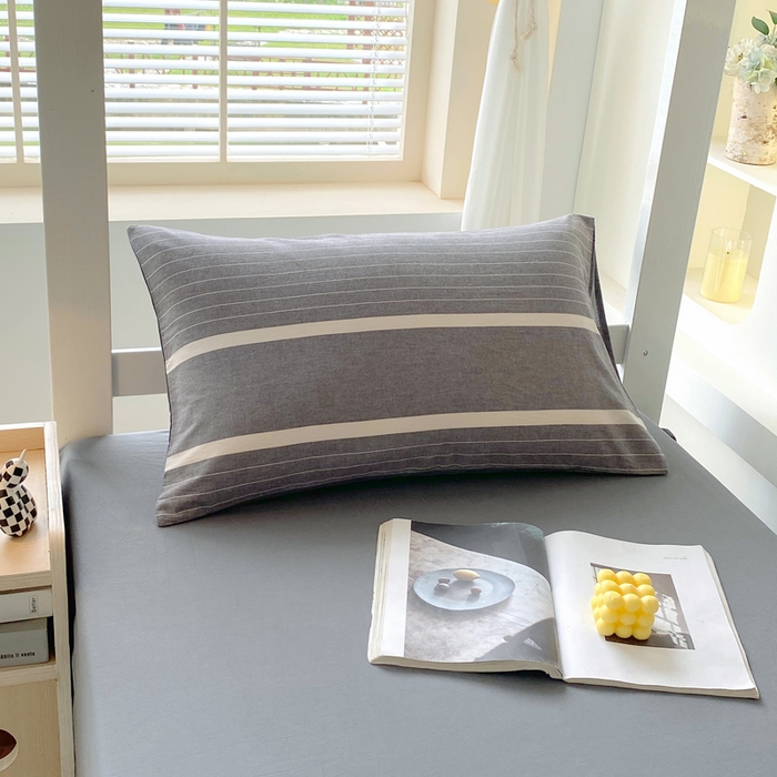 91家纺网 家纺一手货源 找家纺 春皖家纺 2025春夏新款AB版全棉纯棉色织水洗棉学生三件套六件套 素雅-灰条