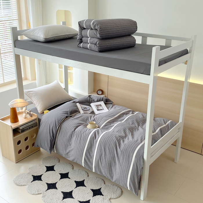 91家纺网 家纺一手货源 找家纺 春皖家纺 2025春夏新款AB版全棉纯棉色织水洗棉学生三件套六件套 素雅-灰条