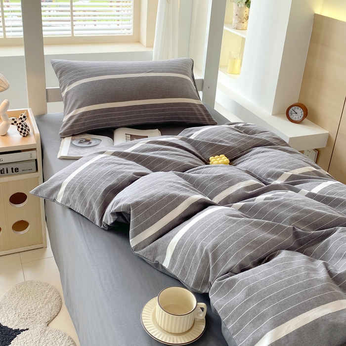 91家纺网 家纺一手货源 找家纺 春皖家纺 2025春夏新款AB版全棉纯棉色织水洗棉学生三件套六件套 素雅-灰条