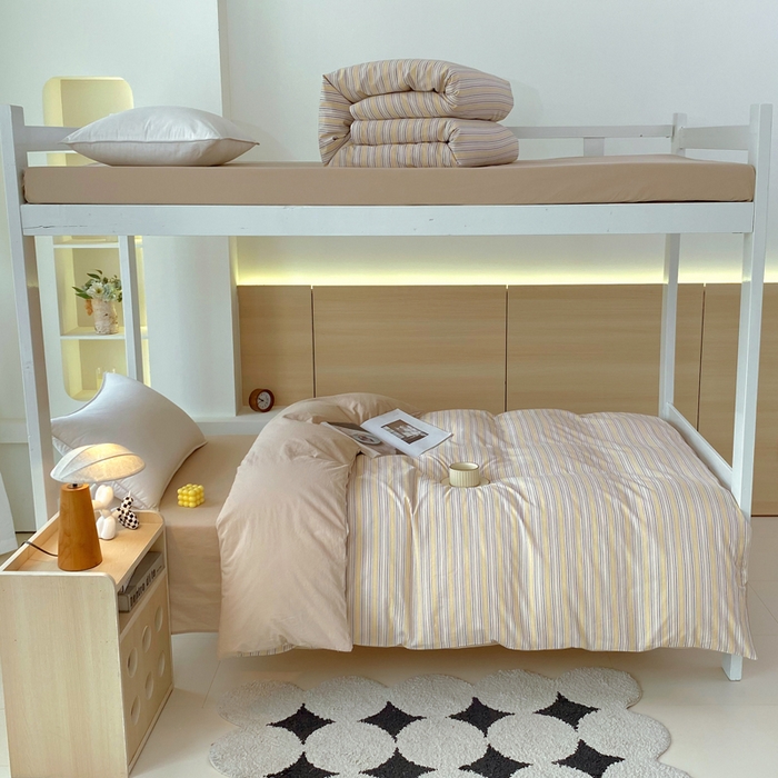 91家纺网 家纺一手货源 找家纺 春皖家纺 2025春夏新款AB版全棉纯棉色织水洗棉学生三件套六件套 素雅-杏黄纹