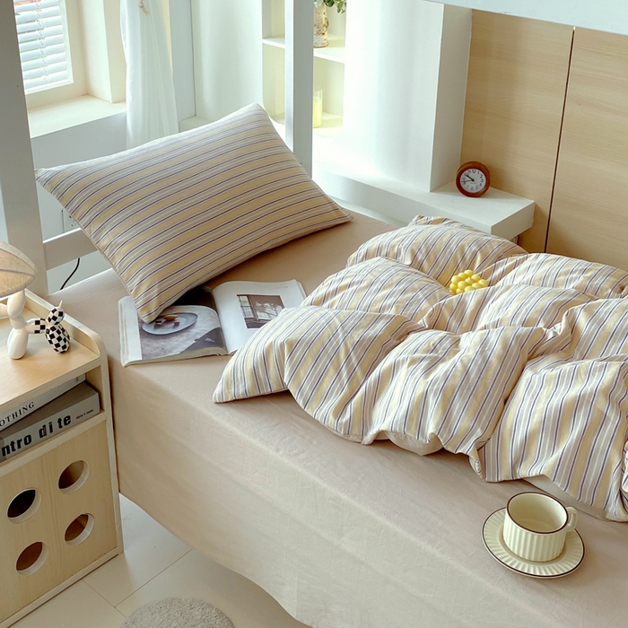 91家纺网 家纺一手货源 找家纺 春皖家纺 2025春夏新款AB版全棉纯棉色织水洗棉学生三件套六件套 素雅-杏黄纹