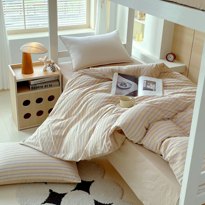 91家纺网 家纺一手货源 找家纺 春皖家纺 2025春夏新款AB版全棉纯棉色织水洗棉学生三件套六件套 素雅-杏黄纹