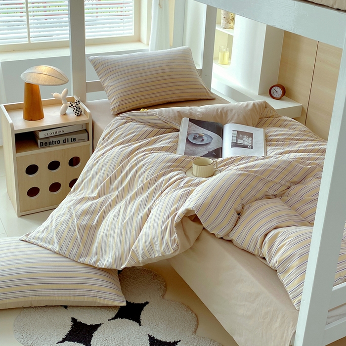 91家纺网 家纺一手货源 找家纺 春皖家纺 2025春夏新款AB版全棉纯棉色织水洗棉学生三件套六件套 素雅-杏黄纹