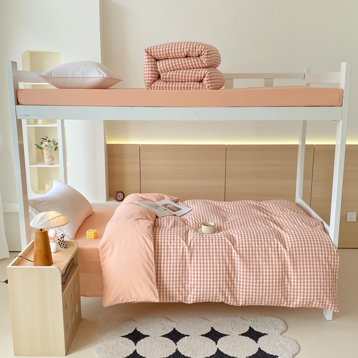 91家纺网 家纺一手货源 找家纺 春皖家纺 2025春夏新款AB版全棉纯棉色织水洗棉学生三件套六件套 素雅-玉格