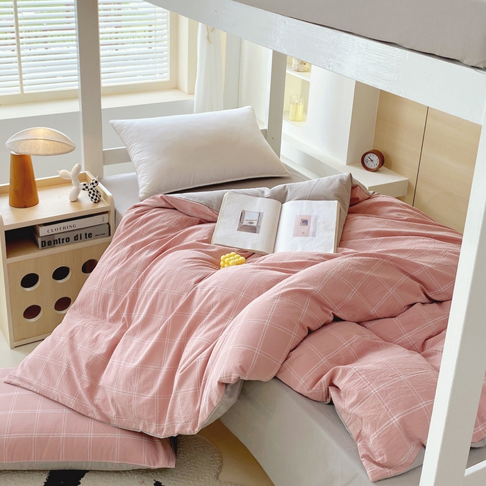 91家纺网 家纺一手货源 找家纺 春皖家纺 2025春夏新款AB版全棉纯棉色织水洗棉学生三件套六件套 素雅-韵粉