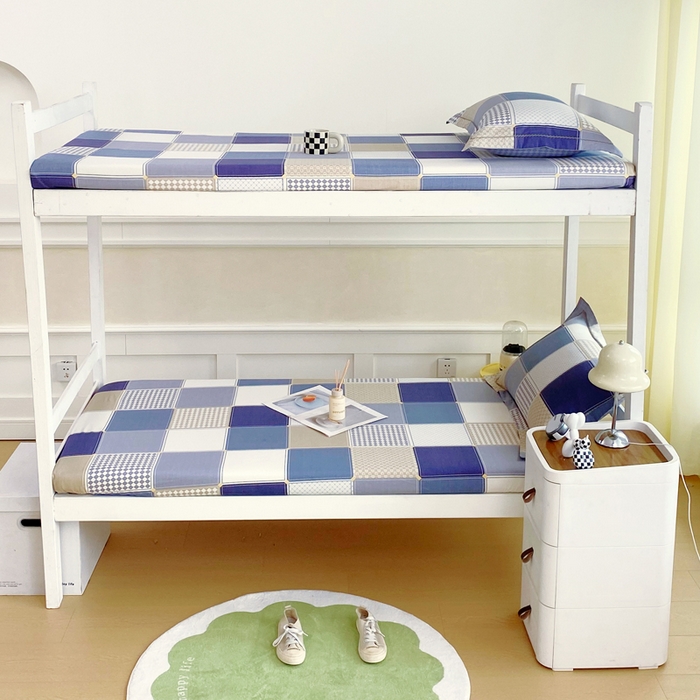 91家纺网 家纺一手货源 找家纺 春皖家纺 2025新款学生季全棉纯棉13070印花单床笠 床笠单件 纳吉蓝格