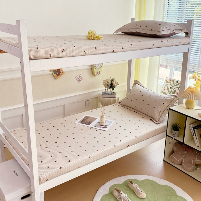 91家纺网 家纺一手货源 找家纺 春皖家纺 2025新款学生季全棉纯棉13070印花单床笠 床笠单件 樱姿飒爽