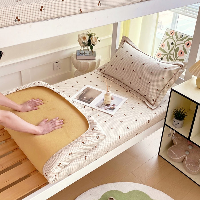 91家纺网 家纺一手货源 找家纺 春皖家纺 2025新款学生季全棉纯棉13070印花单床笠 床笠单件 樱姿飒爽