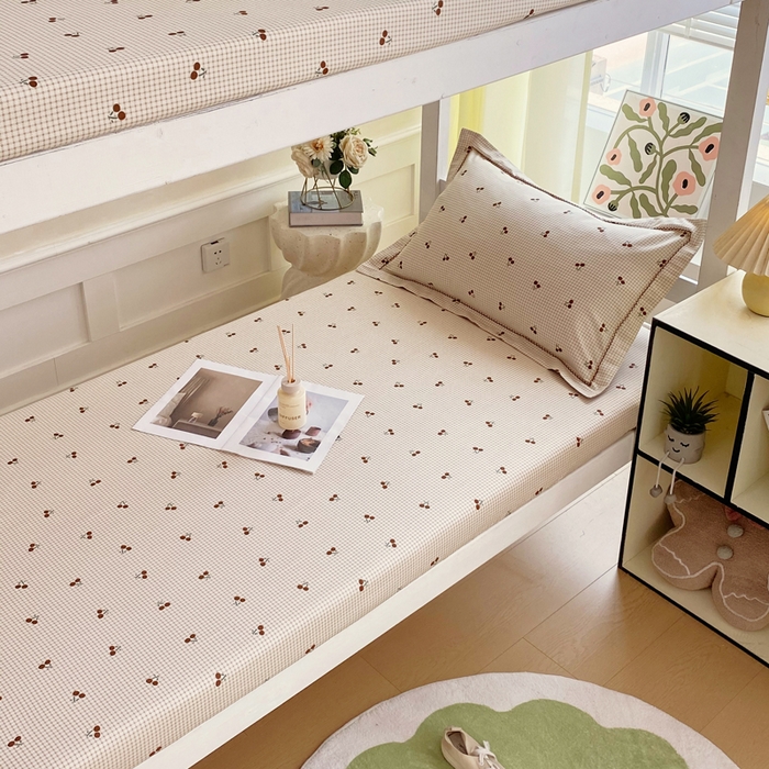 91家纺网 家纺一手货源 找家纺 春皖家纺 2025新款学生季全棉纯棉13070印花单床笠 床笠单件 樱姿飒爽