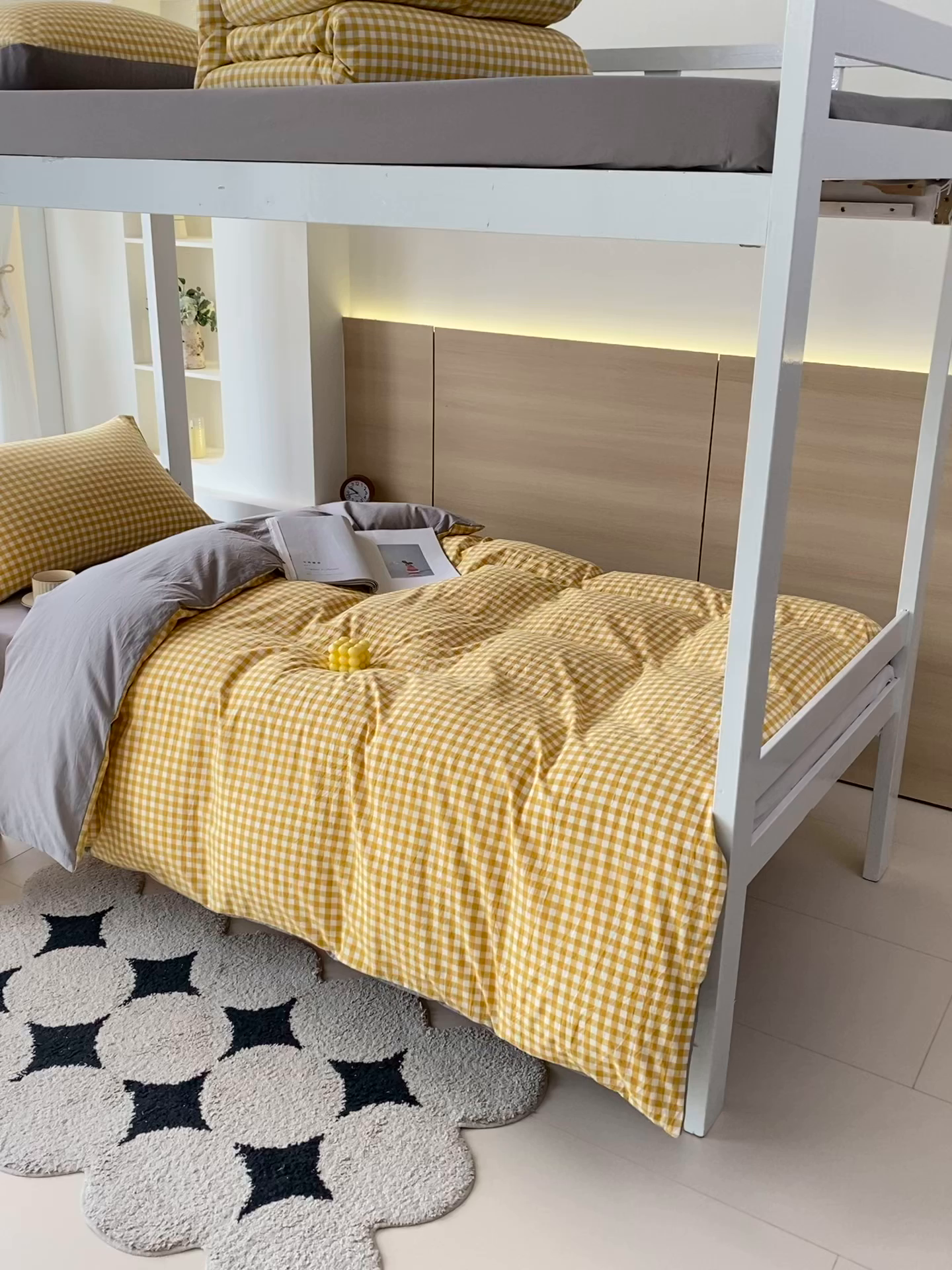 91家纺网 家纺一手货源 找家纺 春皖家纺 2025春夏新款AB版全棉纯棉色织水洗棉学生三件套六件套 朱羽-黄格