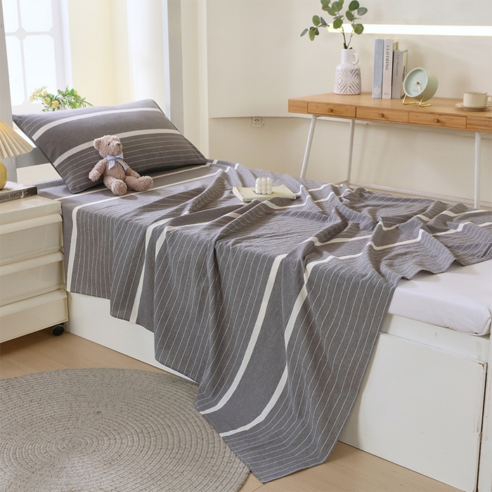 91家纺网 家纺一手货源 找家纺 春皖家纺 2025新款学生季全棉纯棉色织AB版水洗棉单品系列-单床单 床单单件 素雅-灰条