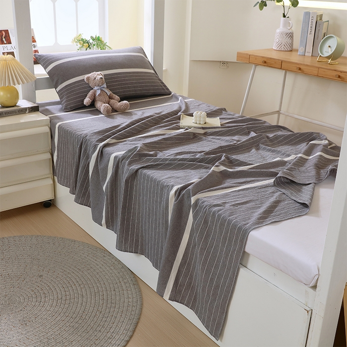 91家纺网 家纺一手货源 找家纺 春皖家纺 2025新款学生季全棉纯棉色织AB版水洗棉单品系列-单床单 床单单件 素雅-灰条
