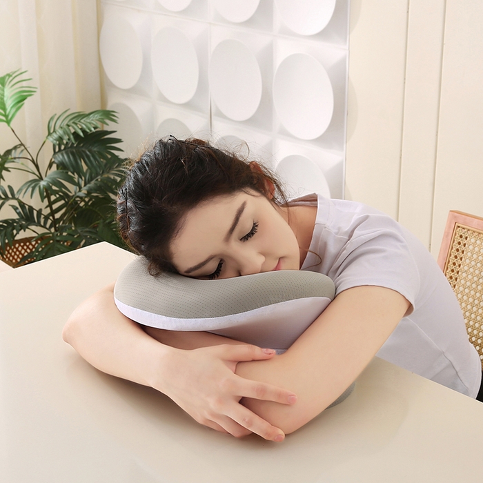 91家纺网 家纺一手货源 找家纺 永光家居 2025新款匠心蝴蝶U型凉感午睡枕 记忆棉趴睡枕午休枕（不供多多） 晨雾灰